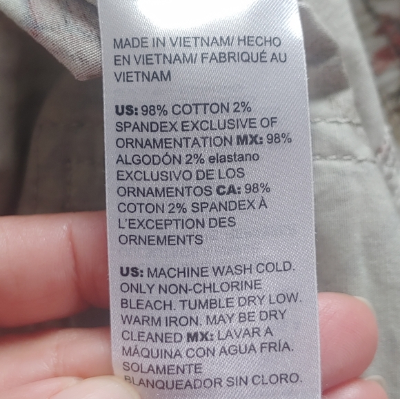 CHICO'S Comfort Stretch Cargo Crops - Picture 6 of 12